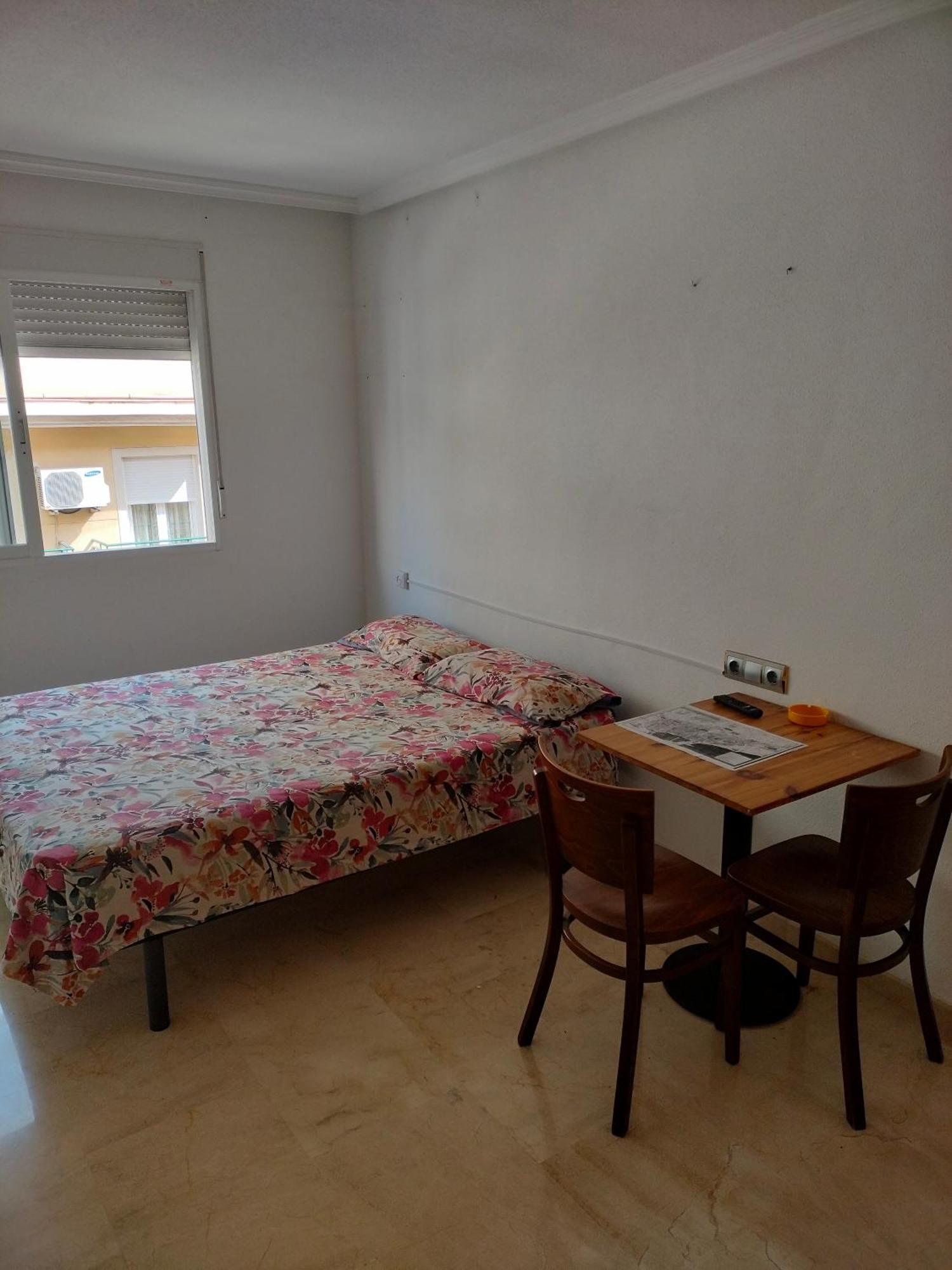Holiday Centre Deluxe Apartment Аликанте Екстериор снимка