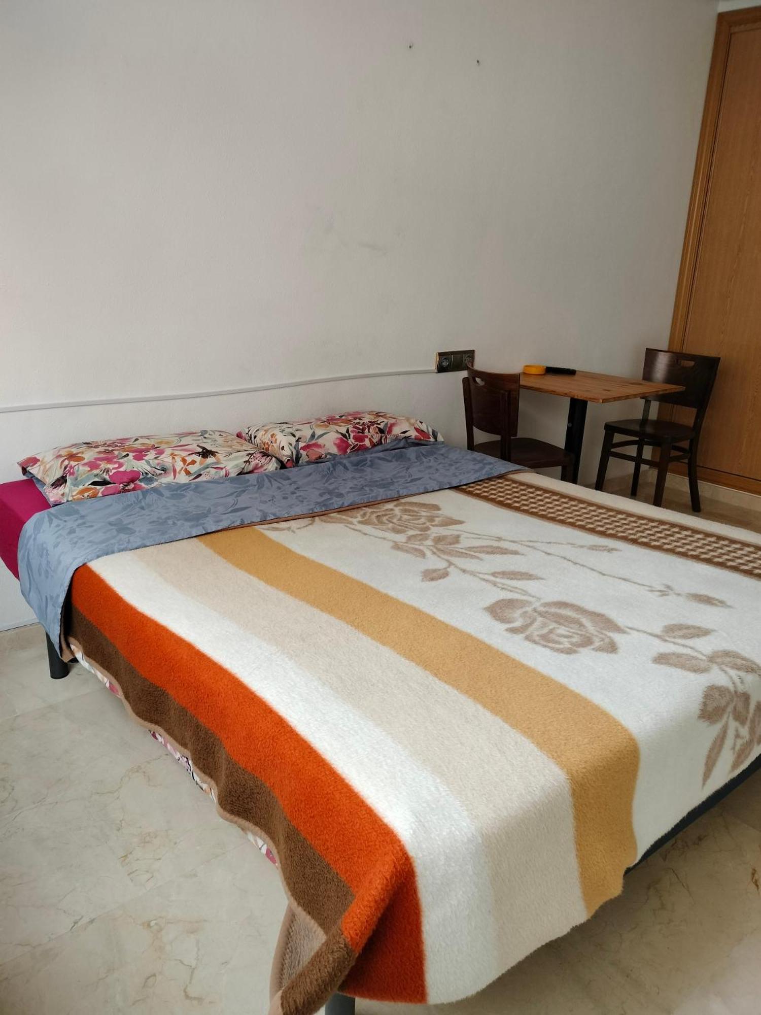 Holiday Centre Deluxe Apartment Аликанте Екстериор снимка