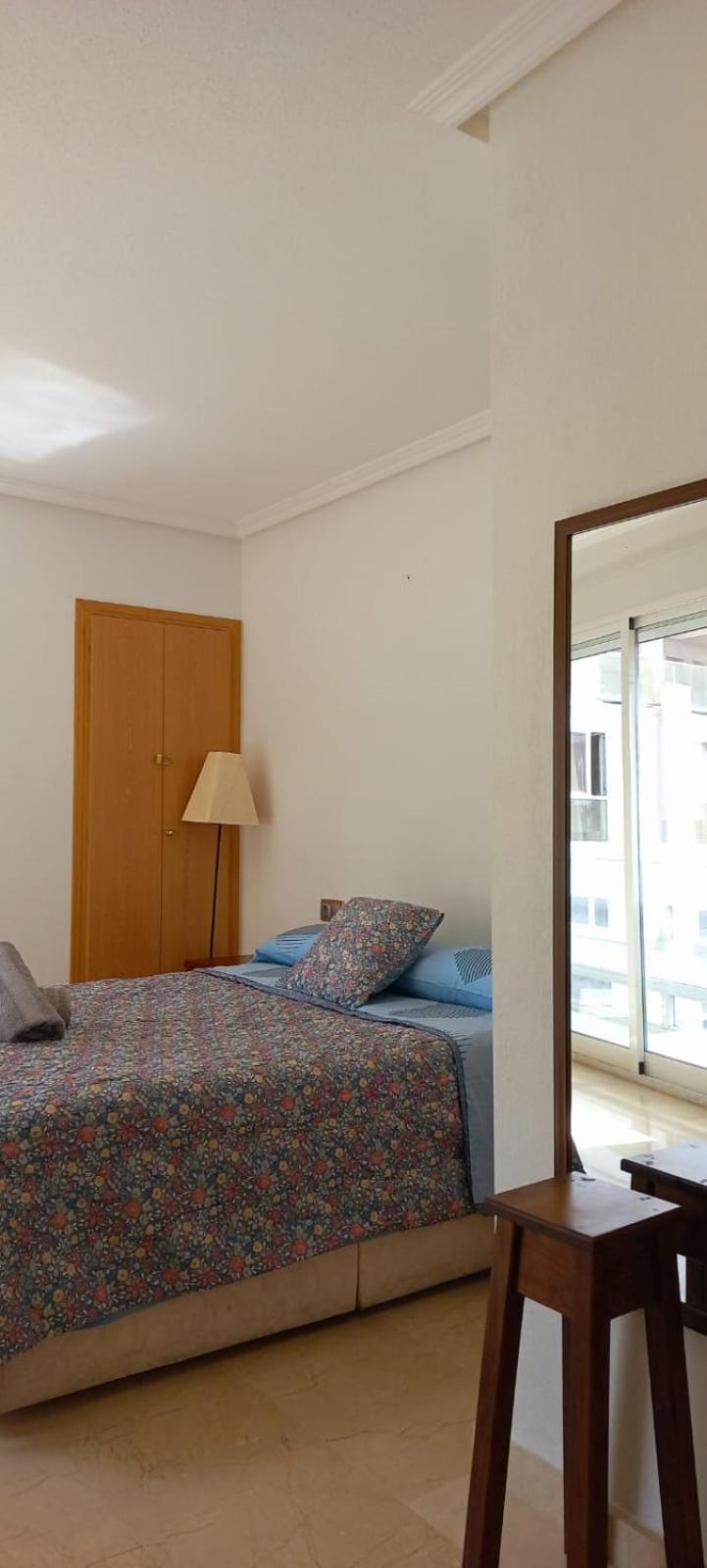 Holiday Centre Deluxe Apartment Аликанте Екстериор снимка